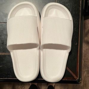 NWT Pillow Slides 9.5